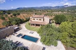 Une villa dotée d’une piscine, d’un espace extérieur aménagé et offrant une vue sur la campagne environnante.