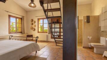 4 bedrooms, iron/ironing board, free WiFi, bed sheets