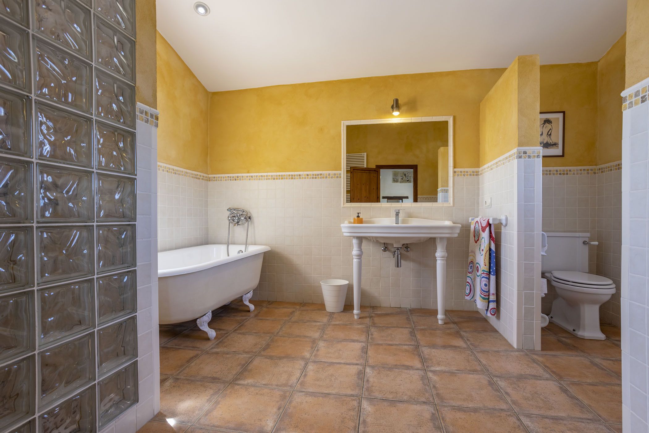 Un baño con bañera, lavamanos e inodoro.