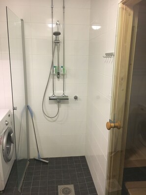 Douche, articles de toilette gratuits, sèche-cheveux