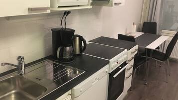 Refrigerador, microondas, horno, placa de cocina