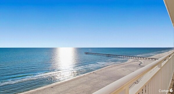 En la playa y camastros