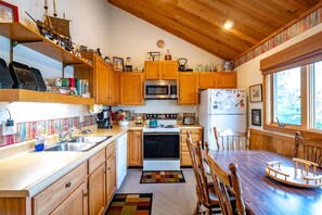 Fridge, oven, stovetop, dishwasher