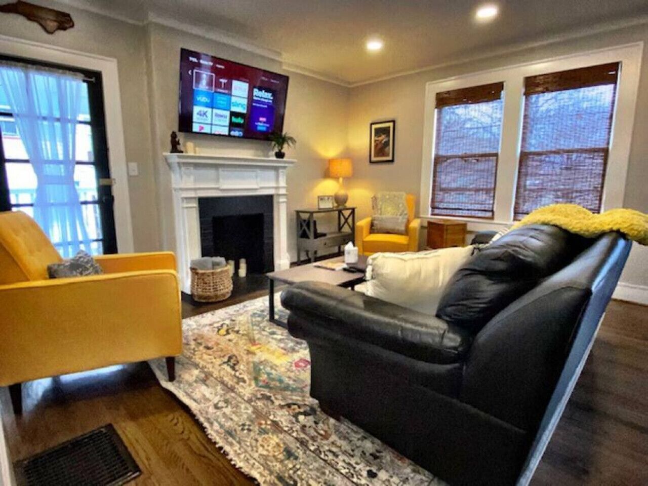 Smart TV, lareira, livros