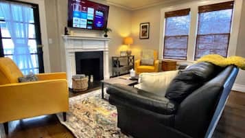 TV connectée, cheminée, livres