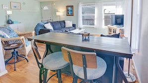 TV, table football - Starfish House - Yachats Ocean View (Yachats)