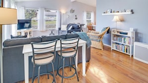 TV, table football - Starfish House - Yachats Ocean View (Yachats)