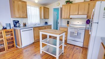 Fridge, microwave, dishwasher, coffee/tea maker