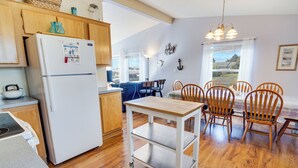 Coffee/tea maker, fridge, microwave, dishwasher - Starfish House - Yachats Ocean View (Yachats)