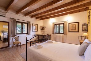 4 soverom, strykejern/-brett, wi-fi (inkludert) og sengetøy