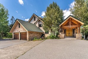Exterior - 4 Min Drive to Main Street, Private Deck with Hot Tub and Mountain Views! (Frisco)