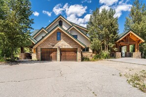 Exterior - 4 Min Drive to Main Street, Private Deck with Hot Tub and Mountain Views! (Frisco)