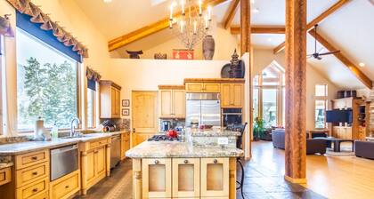 4 Min Drive to Main Street, Private Deck with Hot Tub and Mountain Views!