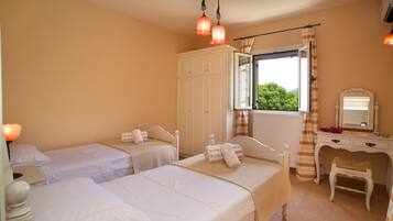 2 chambres, coffres-forts dans les chambres, fer et planche à repasser