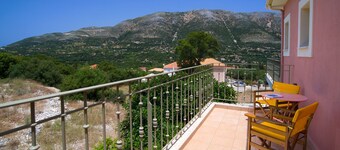 Villa Dioni, Stamoulis villas at the heart of the island