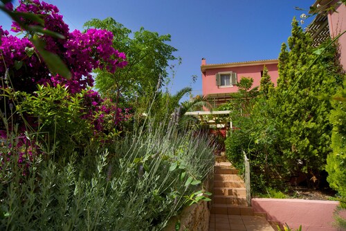 Villa Dioni, Stamoulis villas at the heart of the island