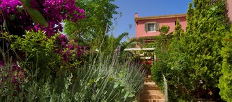 Villa Dioni, Stamoulis villas at the heart of the island
