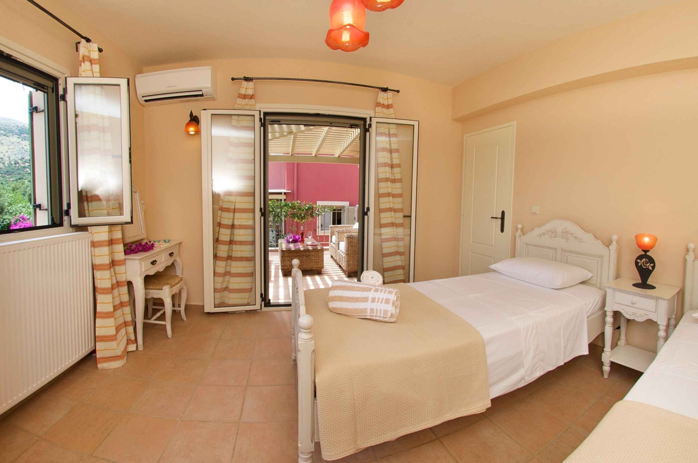 2 chambres, coffres-forts dans les chambres, fer et planche à repasser