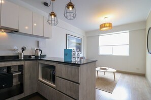 Geladeira, micro-ondas, fogão, cooktop