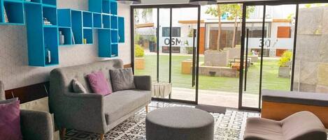 Una televisión, una oficina