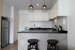 Réfrigérateur, micro-ondes, four, plaque de cuisson