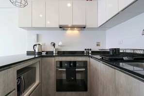 Frigorífico, microondas, horno y placa de cocina