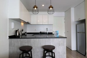 Frigorífico, microondas, horno y placa de cocina