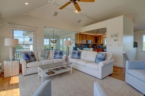 TV, fireplace - Amazing Oceanview, 5-bedroom on Bald Head Island. (Bald Head Island)