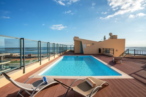 Luxury 1-Bedroom Apartment with Rooftop Pool, Village Marina, Olhão