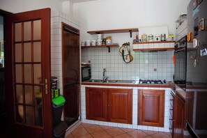 Fridge, oven, stovetop, coffee/tea maker