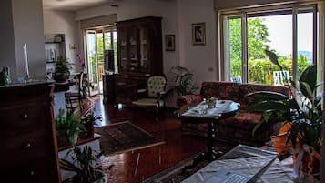 Smart TV, caminetto, stampante