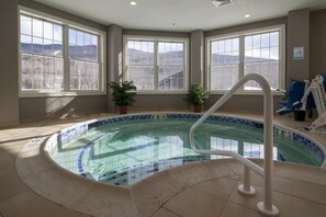 Una piscina al aire libre, una piscina climatizada