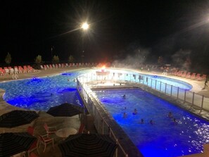 Una piscina al aire libre, una piscina climatizada