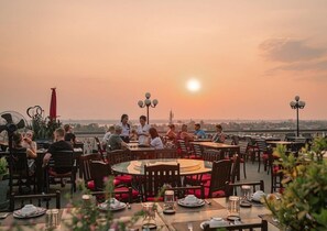 تناول الطعام بالخارج
