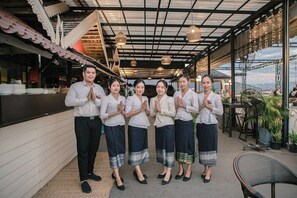 Outdoor dining - Pakse Hotel (Pakse)