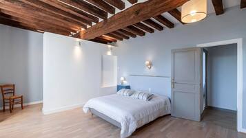 5 bedrooms, iron/ironing board, free WiFi, bed sheets