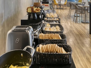 Desayuno buffet diario (BRL 40 por persona)