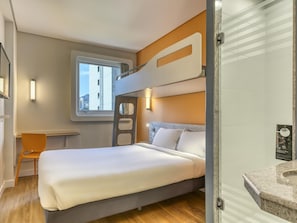 Standard Room, Berbilang Katil | 1 bilik tidur, meja, ruang kerja komputer riba