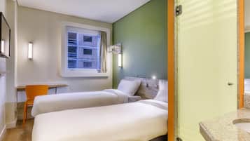 Habitación estándar, 2 camas individuales | 1 dormitorio, escritorio, espacio para trabajar con un portátil