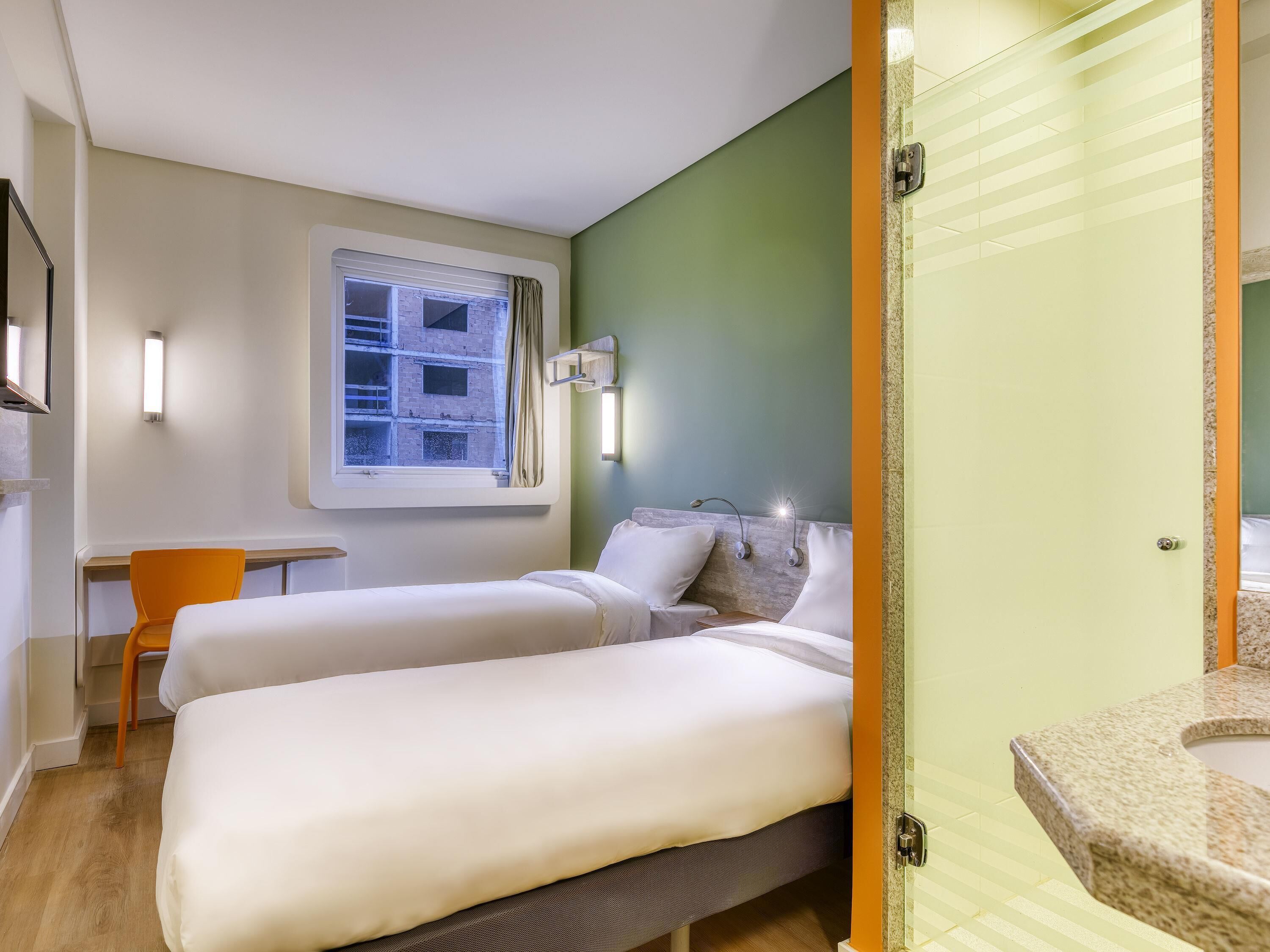 Quarto standard, 2 camas de solteiro | 1 quarto, escrivaninha, espaço de trabalho para notebook