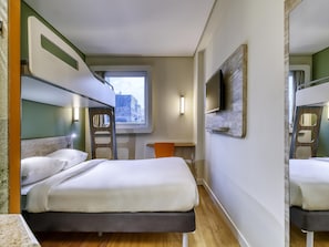Standard Room, Berbilang Katil | 1 bilik tidur, meja, ruang kerja komputer riba