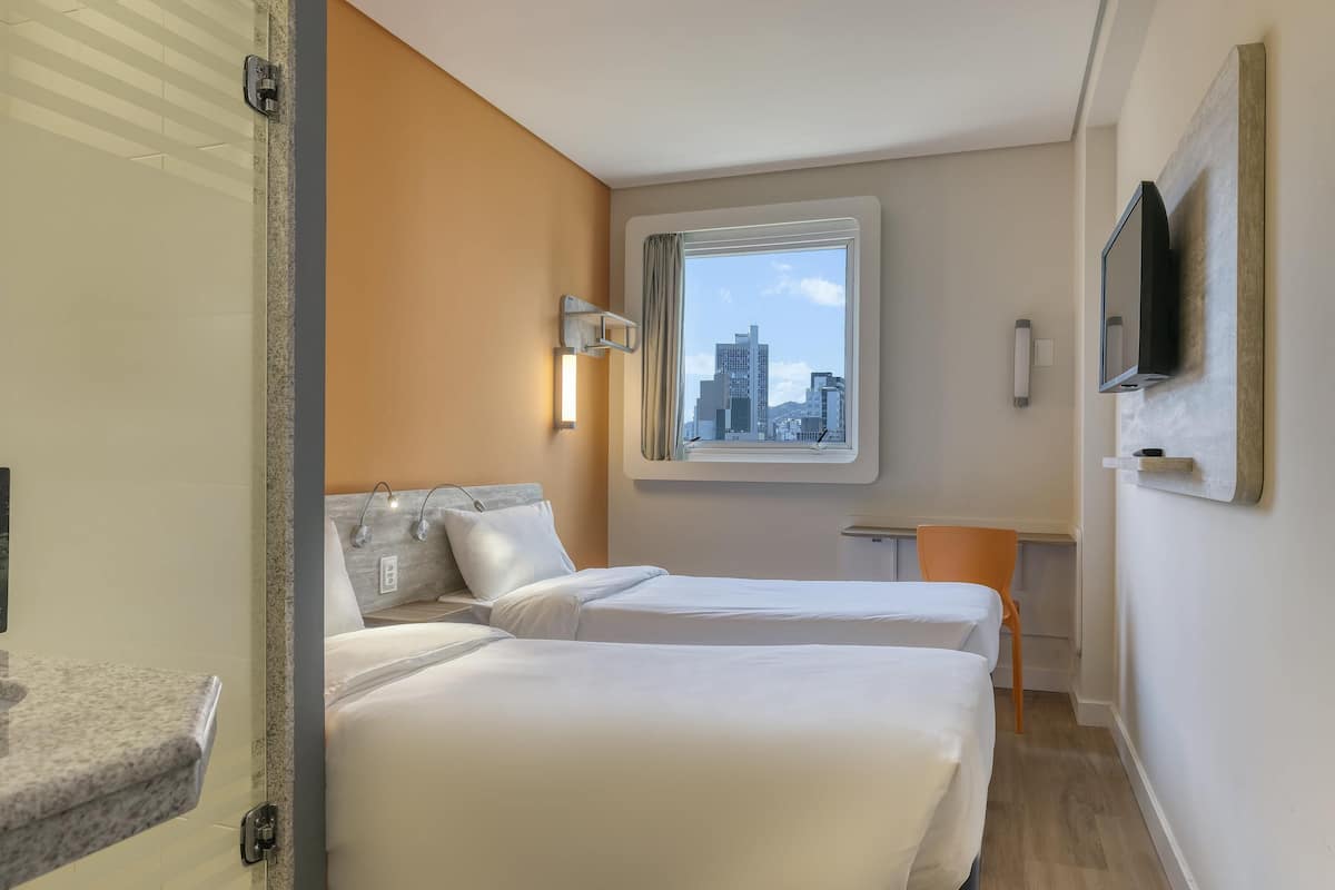 Standard Room, 2 Twin Beds | 1 bedroom, desk, laptop workspace, blackout drapes