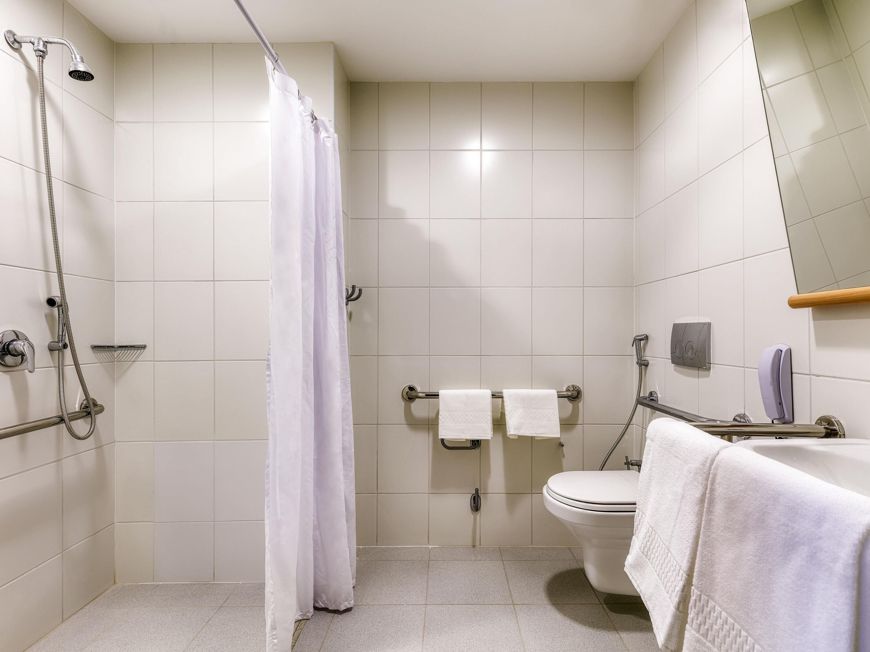 Standard Room, 1 Twin Bed, Accessible | 1 bedroom, desk, laptop workspace, blackout drapes