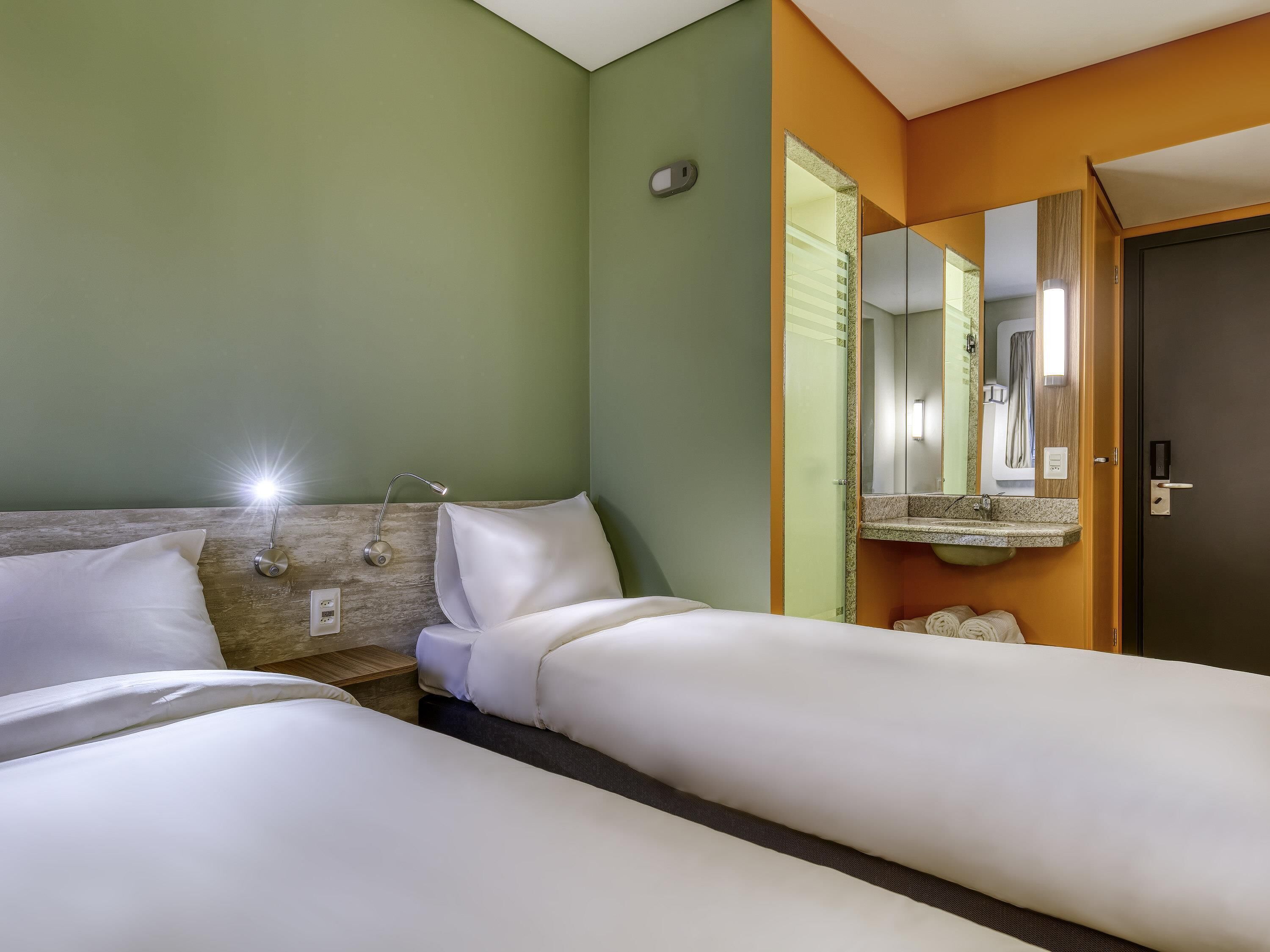 Habitación estándar, 2 camas individuales | 1 dormitorio, escritorio, espacio para trabajar con un portátil