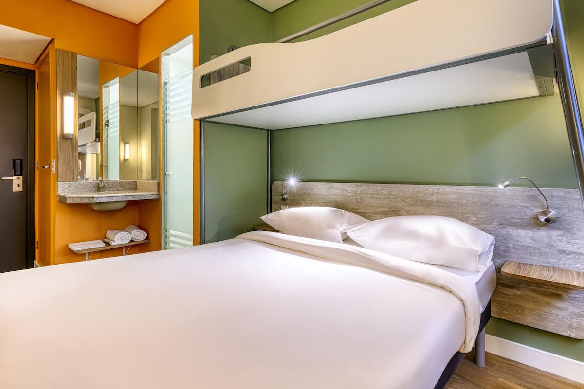 Standard Room, Berbilang Katil | 1 bilik tidur, meja, ruang kerja komputer riba