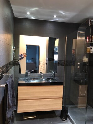 Doccia, asciugacapelli, asciugamani, sapone