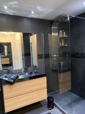 Dusche, Haartrockner, Handtücher, Seife