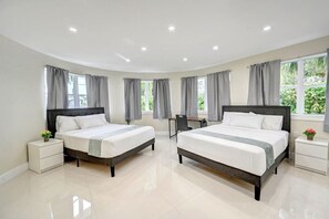 4 habitaciones, escritorio y tabla de planchar con plancha