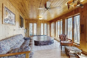 テレビ、暖炉、ステレオ