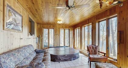 Lakefront house on 73 acres with water views, jetted tub, pool table & bars